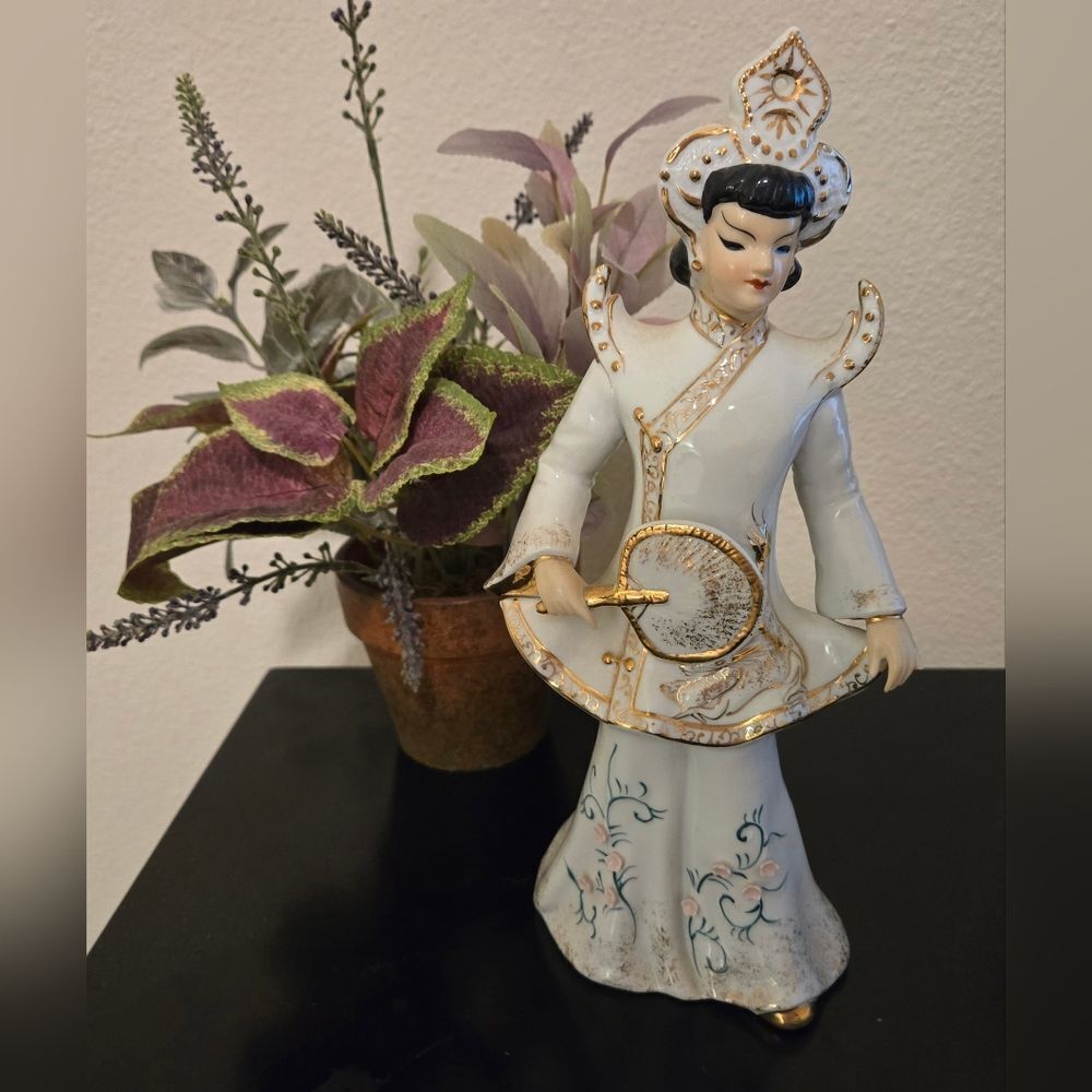 🎄🛍❤️ VINTAGE 10 INCH LEFTON CHINA FIGURINE WITH GOLD TRIM